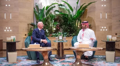 ولي العهد يستعرض مجالات التعاون الرياضي مع رئيس الاتحاد الدولي لكرة القدم