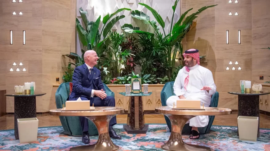 ولي العهد يستعرض مجالات التعاون الرياضي مع رئيس الاتحاد الدولي لكرة القدم