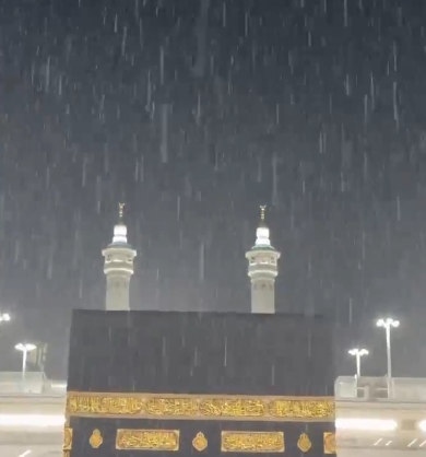 شاهد.. هطول أمطار الخير على الحرم المكي