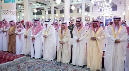 فيصل بن بندر يؤدي صلاة الميت على الأمير خالد بن محمد بن تركي آل سعود