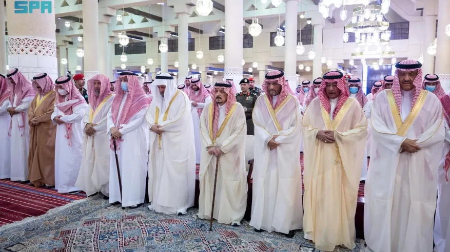 فيصل بن بندر يؤدي صلاة الميت على الأمير خالد بن محمد بن تركي آل سعود