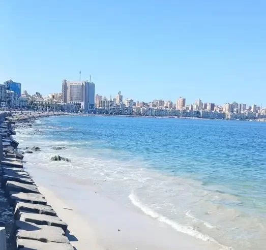 ظهور شواطئ رملية بالإسكندرية يثير القلق