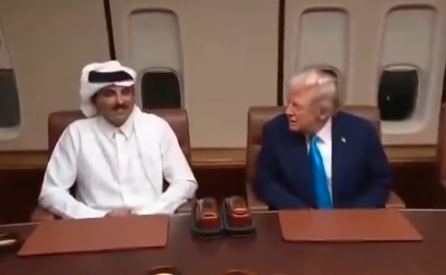 ترامب يلتقي أمير قطر على متن طائرته الرئاسية بالدوحة