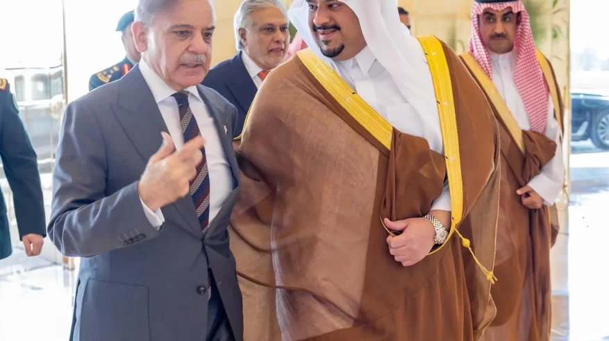 رئيس وزراء باكستان يغادر الرياض ومحمد بن عبدالرحمن في مقدمة مودعيه