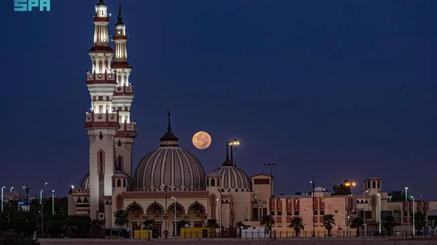 قمر الحصاد النادر.. أول قمر عملاق في 2025 يزين سماء السعودية 