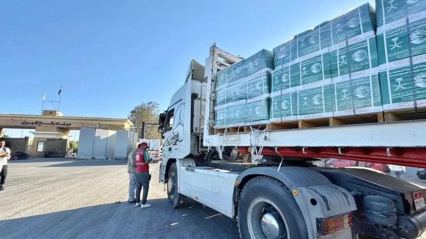 مساعدات إنسانية سعودية جديدة تعبر منفذ رفح متجهة إلى قطاع غزة