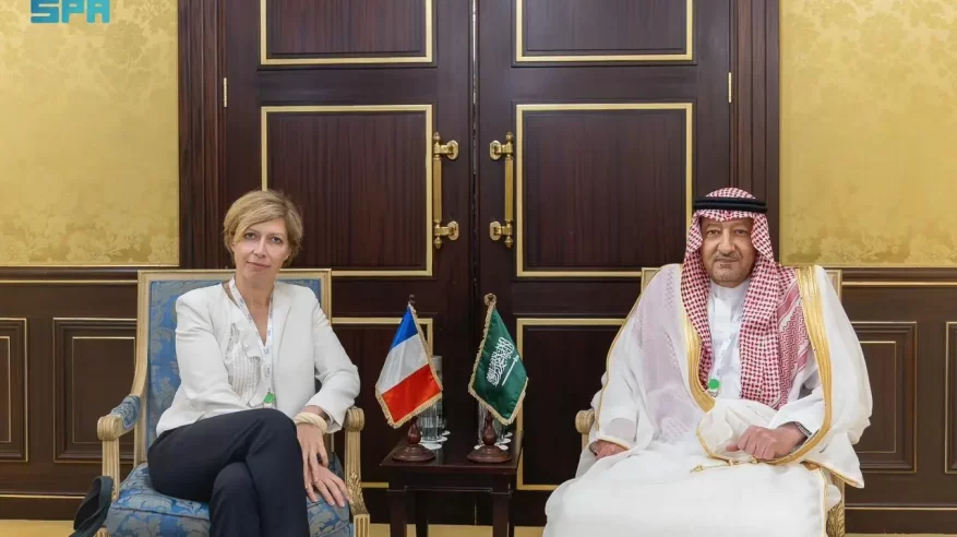 الخريجي يستعرض العلاقات المشتركة وسبل تعزيزها مع مستشارة الرئيس الفرنسي