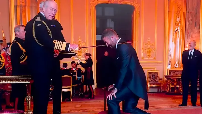 رسميًا.. السير بيكهام يتسلم وسام الفارس من الملك تشارلز