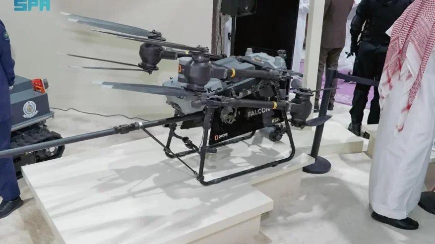 الدفاع المدني يستعرض طائرة صقر المعززة بالذكاء الاصطناعي لحالات الإطفاء والإنقاذ