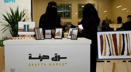 زوار سوق حِرفة في جازان يعيشون تجربة الحرف المحلية في أجواء تفاعلية