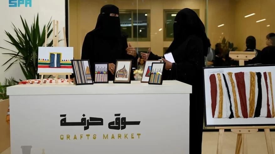 زوار سوق حِرفة في جازان يعيشون تجربة الحرف المحلية في أجواء تفاعلية