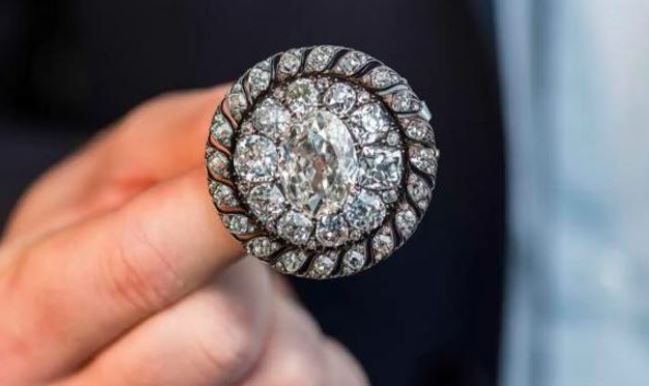 بروش نابليون بونابرت في مزاد بسعر فلكي