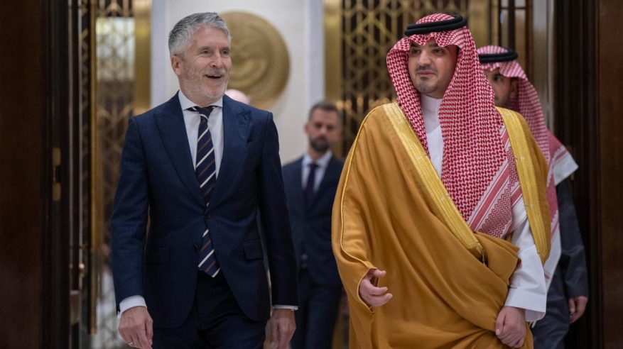 عبدالعزيز بن سعود يعقد جلسة مباحثات رسمية مع وزير الداخلية الإسباني