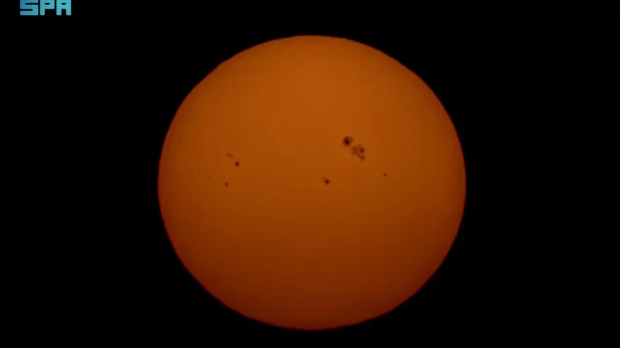 رصد البقعة الشمسية العملاقة من سماء عرعر