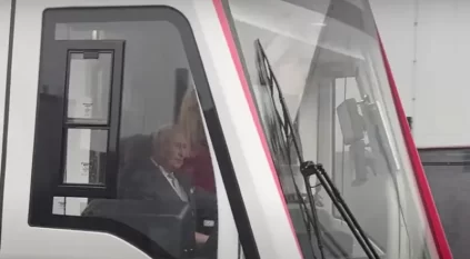 شاهد.. الملك تشارلز يقود المترو بنفسه في عيد ميلاده الـ77