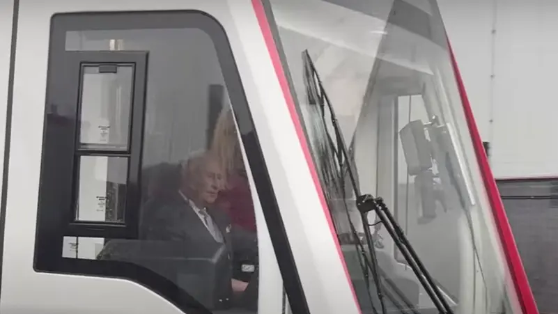 شاهد.. الملك تشارلز يقود المترو بنفسه في عيد ميلاده الـ77