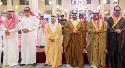 أمير الرياض يؤدّي صلاة الميت على والدة الأميرة مها بنت محمد آل سعود