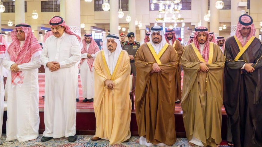 أمير الرياض يؤدّي صلاة الميت على والدة الأميرة مها بنت محمد آل سعود