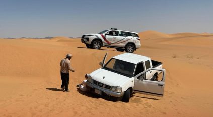 إنقاذ شابين علقت مركبتهما في الرمال بمحمية نفوذ العريق