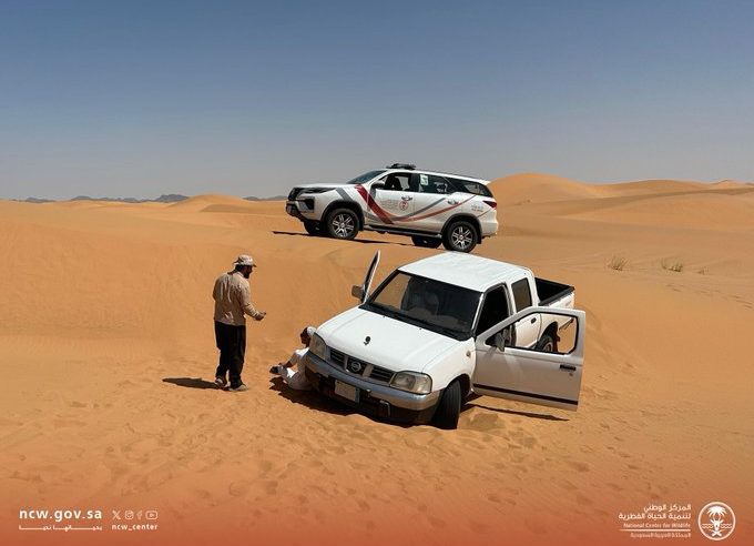 إنقاذ شابين علقت مركبتهما في الرمال بمحمية نفوذ العريق