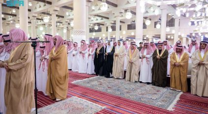 أمير الرياض يؤدي صلاة الميت على الأمير فهد بن سعود بن محمد بن مقرن  آل سعود