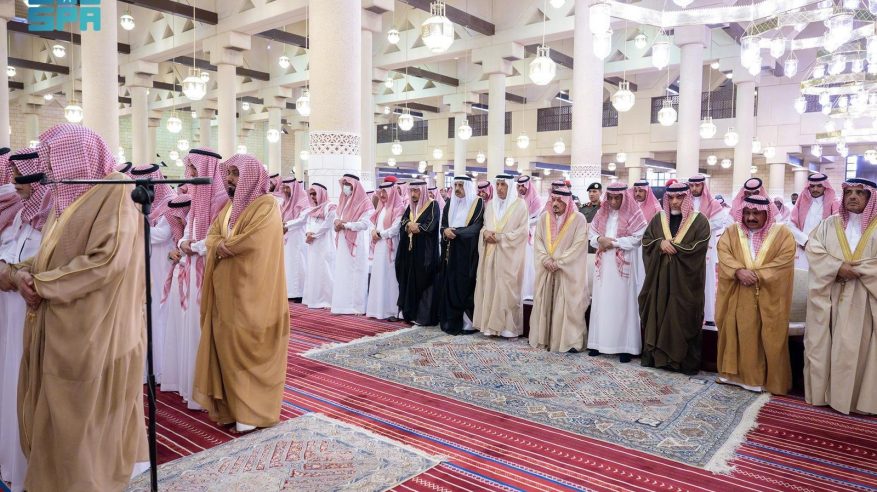 أمير الرياض يؤدي صلاة الميت على الأمير فهد بن سعود بن محمد بن مقرن  آل سعود