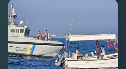حرس الحدود ينقذ مواطنين تعطلت واسطتهما البحرية في عرض البحر