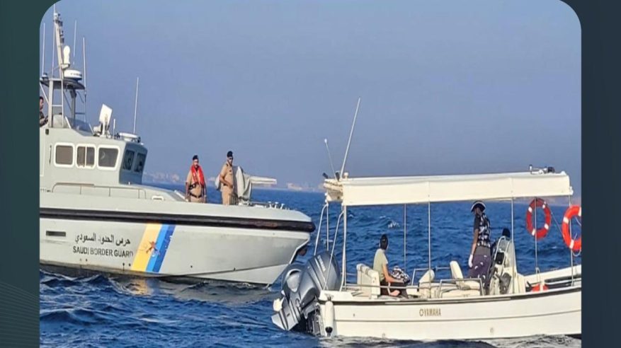 حرس الحدود ينقذ مواطنين تعطلت واسطتهما البحرية في عرض البحر