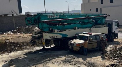 ضبط مخالف فرّغ موادًا خرسانية في عسير