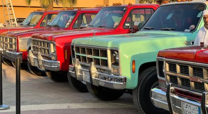 السيارات الكلاسيكية تلتقي بشغف الحاضر في طويق