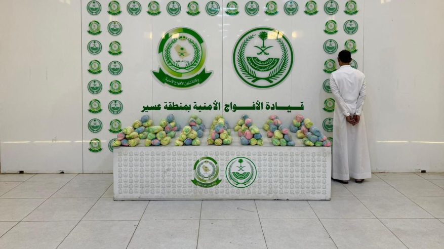 الأفواج الأمنية بعسير تقبض على شخص لترويجه 23 كيلو جرامًا من القات المخدر