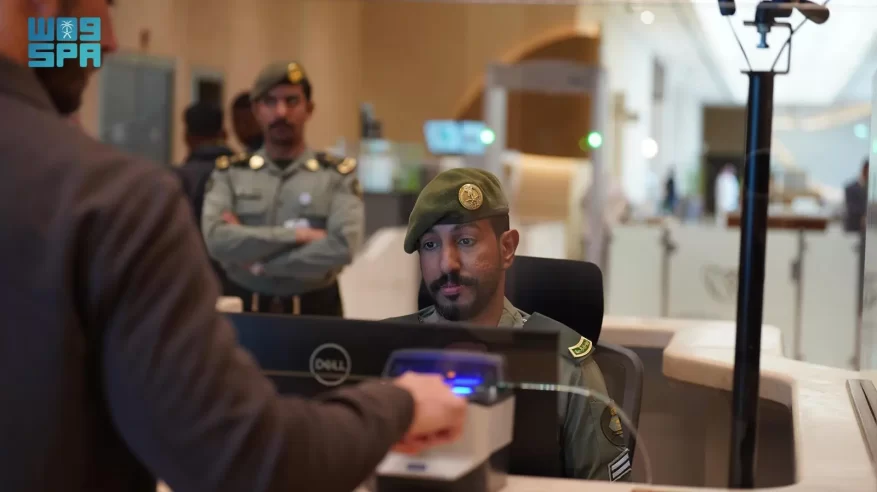 الجوازات تستقبل المسافرين القادمين إلى المملكة عبر مطار البحر الأحمر الدولي