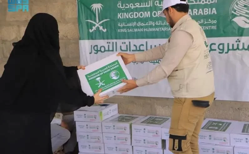 سلمان للإغاثة يوزع 1.100 كرتون تمر في مأرب