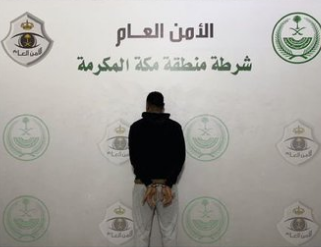 القبض على شخص يعتدي على آخر ويضايق المارة في جدة