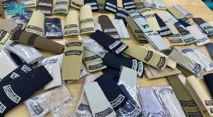 إغلاق محلين مخالفين ومصادرة رتب وشعارات عسكرية بالرياض 