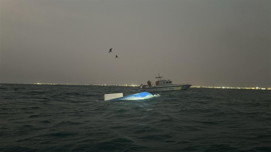 حرس الحدود ينقذ مقيمين تعرضت واسطتهما البحرية للانقلاب في عرض البحر