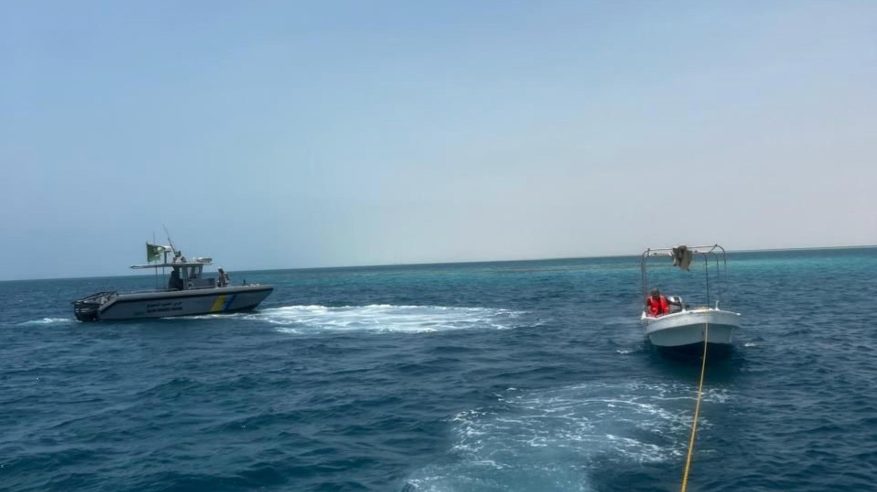 حرس الحدود ينقذ مواطنًا تعطلت واسطته البحرية في عرض البحر