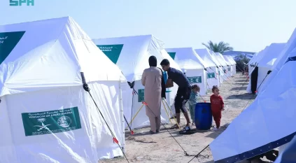 الأسر النازحة في غزة تشكر السعودية على إنشاء مخيم آمن يعيد الطمأنينة لها ولأطفالها