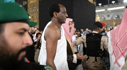 رئيس وزراء النيجر يؤدي مناسك العمرة