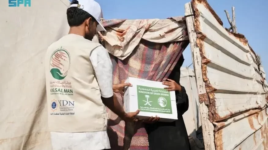 سلمان للإغاثة يوزع 1.850 كرتون تمر في مأرب
