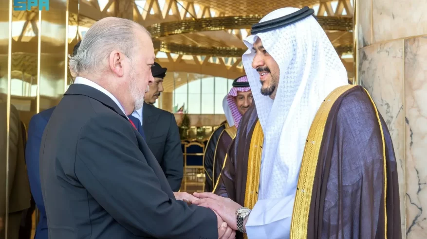 ملك ماليزيا يصل الرياض وفي مقدمة مستقبليه نائب أمير المنطقة