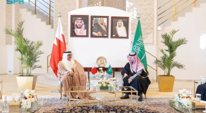 فيصل بن فرحان يستعرض العلاقات الأخوية مع نظيره البحريني