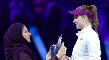 إيلينا ريباكينا تتوج بلقب نهائيات محترفات التنس 2025 بالرياض