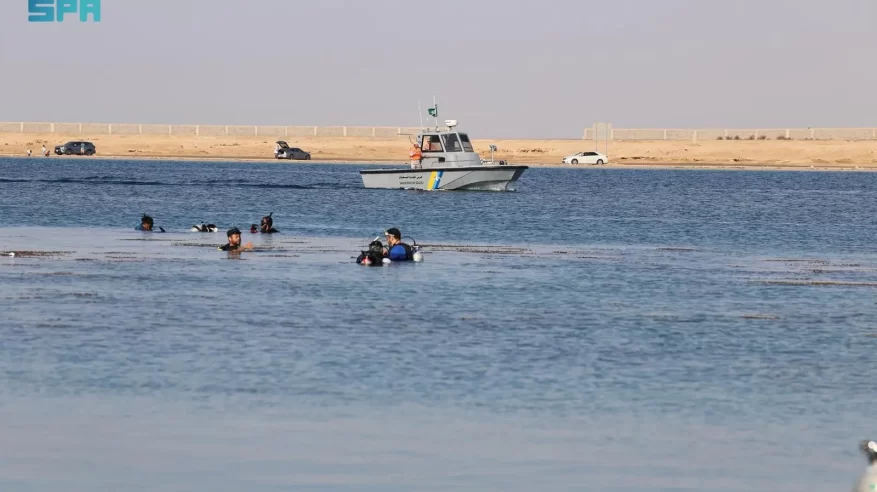 حرس الحدود ينفذ حملة تطوعية لتنظيف شاطئ الشرم وقاع البحر بالمدينة المنورة