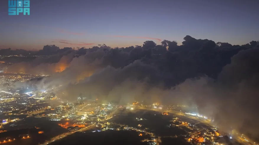 السحب والضباب ينسجان جمال أبها وروعة مرتفعات عسير