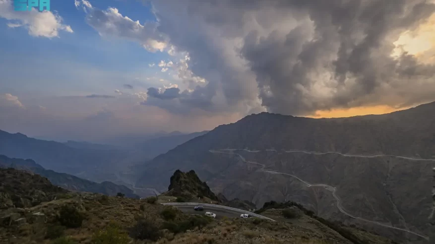 الباحة.. السحب الرعدية تلامس الجبال وتنسج مشهدًا طبيعيًا بديعًا