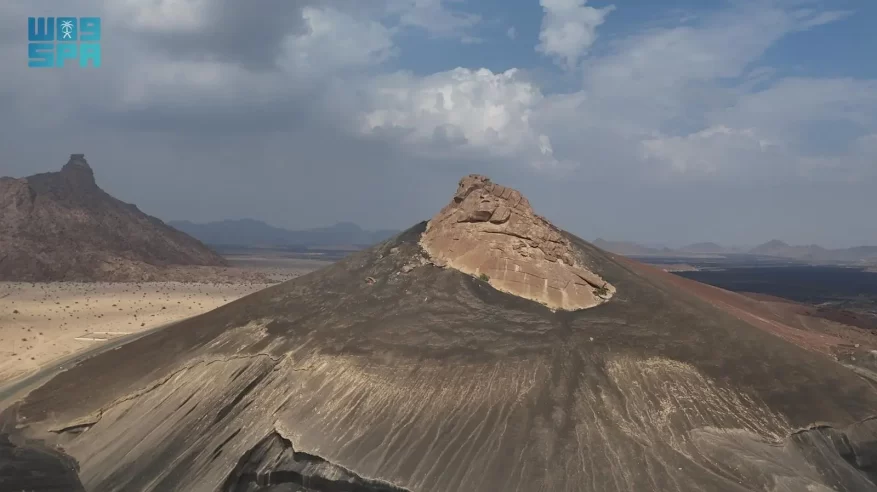 جبل الأصقع.. مشهد طبيعي نادر وسط حَرَّة لونير بالمدينة المنورة