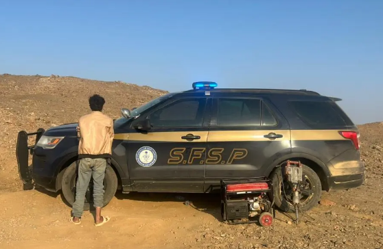 ضبط مخالف لنظام البيئة لاستغلاله الرواسب في تبوك