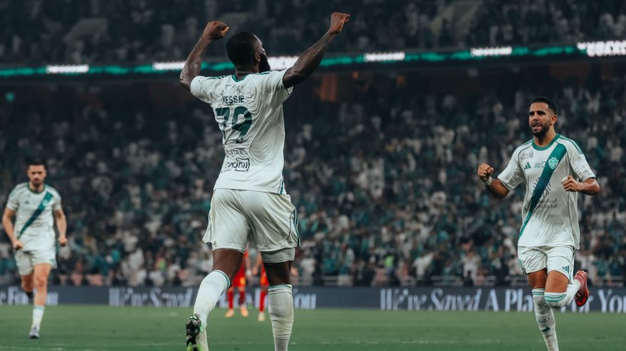 الأهلي يفوز على القادسية بثنائية