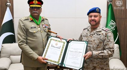 إنفاذًا لأمر الملك سلمان.. الفريق الرويلي يُقلِّد رئيس هيئة الأركان الباكستاني وسام الملك عبدالعزيز